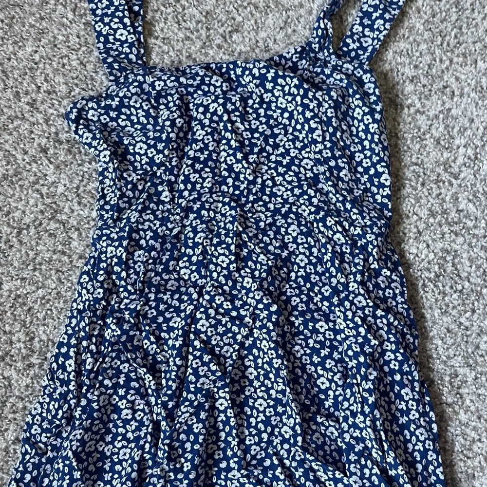 this is a blue flower dress in women’s xs